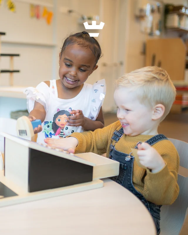 Onze dagopvang biedt kinderen van 0 tot 4 jaar een warme en veilige omgeving. De hele dag door liefdevolle zorg en aandacht? Dat is bij ons een vanzelfsprekendheid 💕

We werken met een vast dagritme, gevuld met leuke en leerzame activiteiten. Denk aan knutselen, zingen, samen spelen en lekker buiten ravotten in onze groene tuin 🌿 En natuurlijk mogen de allerkleinsten op de dagopvang de wereld vooral in hun eigen tempo ontdekken. 

👉 Benieuwd naar de sfeer? Plan een rondleiding in en neem een kijkje bij een van onze vestigingen ✨