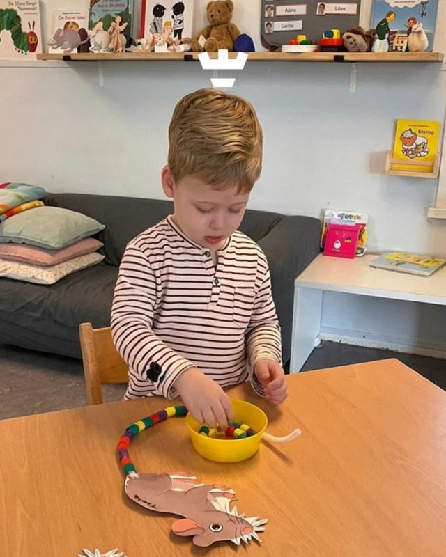 Spelenderwijs leren én samen ontdekken 🐭🎨

Op onze peuteropvang staat samen spelen centraal. Kinderen leren ontzettend veel van elkaar, terwijl wij hun ontwikkeling op een speelse manier stimuleren. Zo wennen ze stap voor stap aan een schoolse situatie, altijd in een vertrouwde en uitdagende omgeving.

Tijdens het thema huisdieren bij onze peuters van Muiderwaard gingen we creatief aan de slag: pastakralen rijgen op de staart van een muis 🐭 Hier komen concentratie, fijne motoriek én plezier samen!

Met elkaar, ouders en pedagogisch professionals, begeleiden we ieder kind in zijn of haar groei 💛