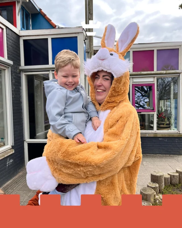 Wat een gezellig bezoek bij onze peuters van Muiderwaard! 🐰🌷

Er kwam namelijk een heel bijzondere gast langs… de paashaas! Met grote oren, een vrolijke lach en natuurlijk een mandje vol verrassingen bracht hij een hoop enthousiasme met zich mee.

Er werd gespeeld, gelachen en vol verwondering gekeken. En stiekem ook goed rondgekeken… want waar de paashaas is, zijn vaak ook eitjes te vinden 👀🥚