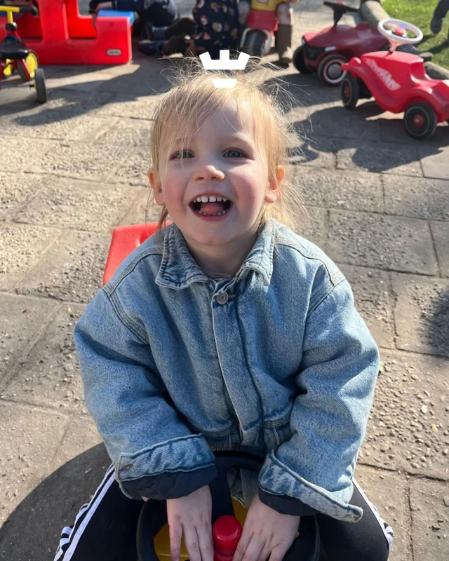 Op de meeste van onze kinderdagverblijven vind je horizontale groepen. Dat betekent dat de kinderen op leeftijd ingedeeld worden in baby-, dreumes- en peutergroepen 👶👧

Op de vestigingen Muiderwaard, Jan Steenstraat, Damakker en Heilooërdijk werken we met verticale groepen. Hier bestaat elke groep uit kinderen van 0 tot 4 jaar.

Voor welke vorm je ook kiest, één ding blijft altijd hetzelfde: ieder kind krijgt de aandacht en begeleiding die het nodig heeft ✨