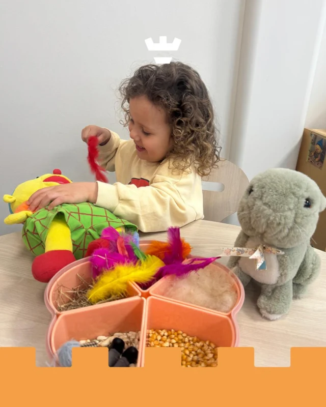 Puk helpt op de boerderij 🐄🌾

Bij onze peuteropvang aan de Judith Leysterstraat gingen de kinderen aan de slag met een voelbak. Dit is een speelse manier om verschillende materialen met de zintuigen te ontdekken.

Door te voelen, pakken en onderzoeken leren kinderen het verschil tussen bijvoorbeeld zacht, hard, ruw en glad. Dit stimuleert niet alleen de fijne motoriek, maar ook de nieuwsgierigheid en fantasie ✨

In onze boerderij-voelbak vonden de kinderen onder andere wol, veertjes en graantjes. Wat voelt dat allemaal anders!