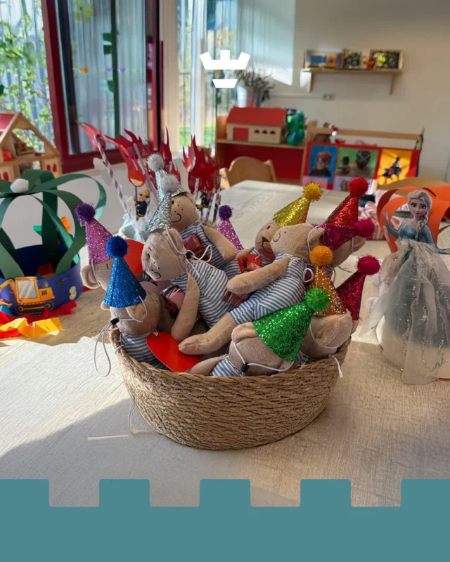 Bij Klein Alkmaar ben je niet zomaar jarig. Daar ben je heel erg jarig!

En als je deze persoonlijke feestmutsen ziet, begrijp je meteen waarom jouw kind vol ongeduld naar zijn of haar verjaardag uitkijkt 🎂 Wat zijn onze pedagogisch professionals toch toppers. 

Deze vrolijke foto komt van de peutergroep aan de Stempelmakerstraat 💛