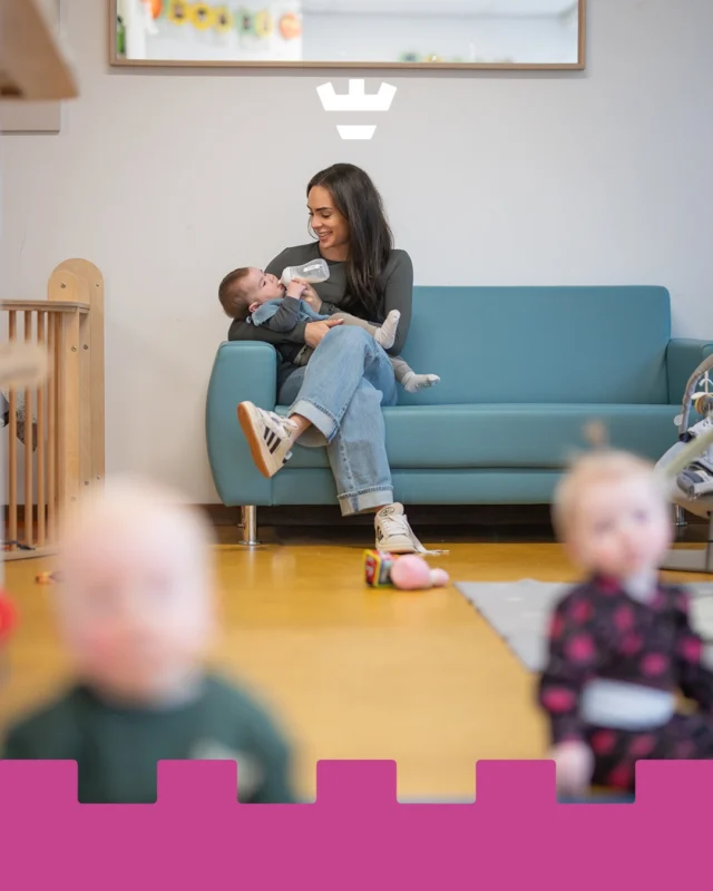 Bij ons worden de pedagogisch professionals op de babygroepen opgeleid tot babyspecialist 👶✨ Zo hebben zij extra kennis over de lichaamshouding en het gedrag van de allerkleinsten. 

Hierdoor kunnen ze nóg beter inspelen op wat jouw kind nodig heeft. In de dagelijkse verzorging op het kinderdagverblijf, maar vooral in hun ontwikkeling 💛