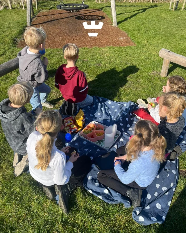 Wat zou jouw kind het liefst voor of na school willen doen? Even lekker chillen, voetballen met vrienden, knutselen of een potje Stratego?

Bij de buitenschoolse opvang van Klein Alkmaar kan het allemaal 🙌 Ieder kind heeft andere behoeftes en daarom bieden wij een gevarieerd aanbod. 

En dankzij onze persoonlijke aandacht en vertrouwde sfeer zorgen we ervoor dat ieder kind zich helemaal thuis voelt.

Met vestigingen in alle wijken van Alkmaar is er altijd een BSO dichtbij. Hier maken kinderen vrienden én mooie herinneringen 😊