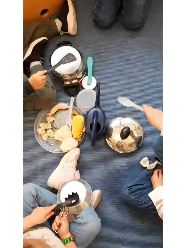 Spelen of spelend leren? Vaak genoeg gaat dat hand in hand of loopt dat vanzelf in elkaar over.

Op de peuteropvang aan de Sneeuwgansstraat ontdekten de kinderen hoe leuk het is om samen muziek te maken… met de spullen uit de keuken 🥄🥁

Door ruimte te geven aan hun eigen fantasie stimuleren we de creativiteit, motorische ontwikkeling en het samen spelen ✨