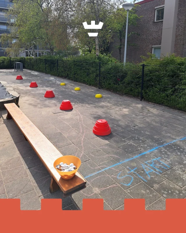 Koningsspelen op de Anna Paulownastraat 🧡👑

Natuurlijk haken wij aan bij deze landelijke dag die in het teken staat van samen bewegen, gezond eten en vooral veel plezier maken.

En of dat is gelukt! Met een stempelkaart in de hand gingen de kinderen langs allerlei leuke activiteiten – van een parcours afleggen met een eitje tot het spelen van vier op een rij.
