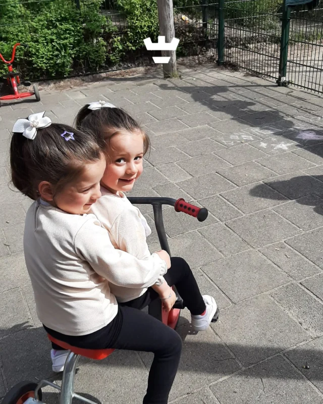 Wat een lieve foto van onze peuters aan de Sneeuwgansstraat 🥰

Als je een tweeling bent, deel je natuurlijk alles… zelfs je fiets 🚲