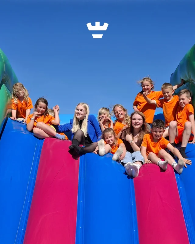 De meivakantie op onze BSO's? ☀️ Die zat bomvol leuke activiteiten:

🗺️ avontuurlijke speurtocht door de wijk
🧹 clean-up in de buurt
🏃‍♂️ sportdag met Smiley Sports
🏅 knutselen van eigen medailles
⚽ fanatiek voetbaltoernooi

Als kers op de taart kregen de kinderen les in zumba, ballet en yoga, verzorgd door onze eigen pedagogisch professionals. Zo zetten we de talenten van ons team nóg meer in 💛

Een week vol afwisseling dus. Precies zoals we het willen, want we weten dat niet ieder kind hetzelfde leuk vindt. Zo is er voor iedereen iets te ontdekken en te beleven!