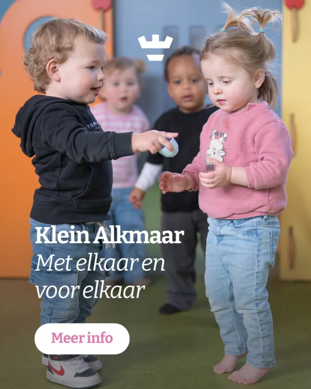 Bij Klein Alkmaar werken we vanuit een heldere pedagogische visie, opgebouwd uit 8 belangrijke punten. Een van onze pedagogische punten is 'met elkaar en voor elkaar'.

Samen spelen, samen delen en samen oplossen: dát is waar dit punt om draait. Kinderen leren bij ons hoe fijn het is om met én voor elkaar te zorgen en hoe ze respectvol kunnen samen spelen 🧒👧

Door sociale vaardigheden van jongs af aan te stimuleren, leggen we de basis voor vriendschappen en een warm groepsgevoel. Een mooie voorbereiding op de wereld om hen heen 💛