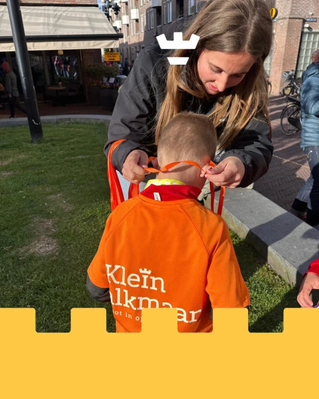 Natuurlijk waren wij er gisteravond ook bij. Al jaren doen wij mee met het grootste en leuke hardloopfeestje van Alkmaar: de Alkmaar City Run! 

🏅 60 Kinderen van verschillende vestigingen kwamen trots hun medaille bij ons ophalen en om éven te vertellen hoe het was gegaan. Of het zwaar was of juist een 'makkie'. Of ze sneller waren dan vorig jaar of gewoon even zeggen hoe leuk ze het vonden om mee te doen (en volgend jaar zeker weer mee rennen).

🧡 En wij? Wij genieten er enorm van om de kinderen ook op zulke momenten mee te mogen maken.
