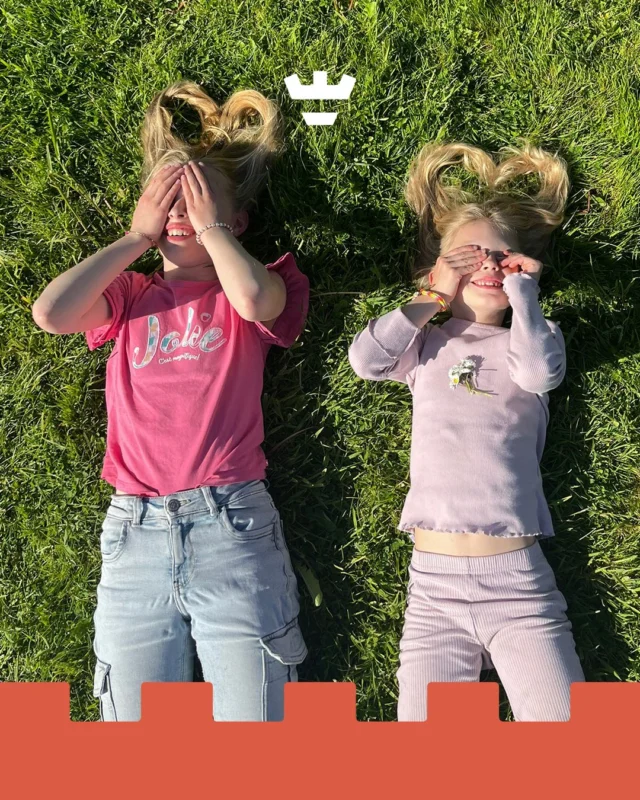 Met dit heerlijke weer is er maar één plek waar we willen zijn: buiten! ☀️

In het gras vonden de kinderen van de BSO aan de Olympiaweg overal madeliefjes. Bloemetje voor bloemetje maakten ze er samen deze vrolijke bloemenketting van 🌼