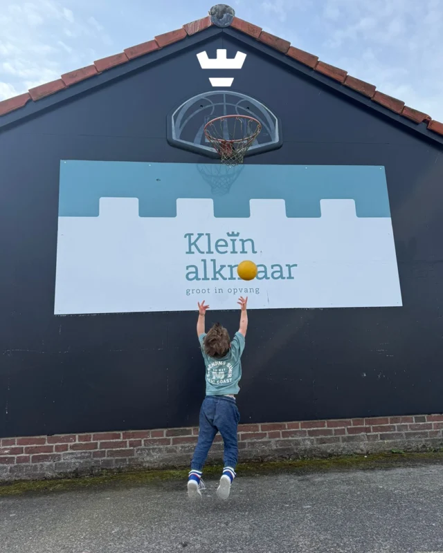 Mikken, gooien… en scoren! Deze jongen gaat er bij de Olympiaweg helemaal voor 

Bij Klein Alkmaar zorgen we voor genoeg momenten om lekker te bewegen. Niet alleen omdat het leuk is, maar ook om stap voor stap nieuwe vaardigheden te leren.