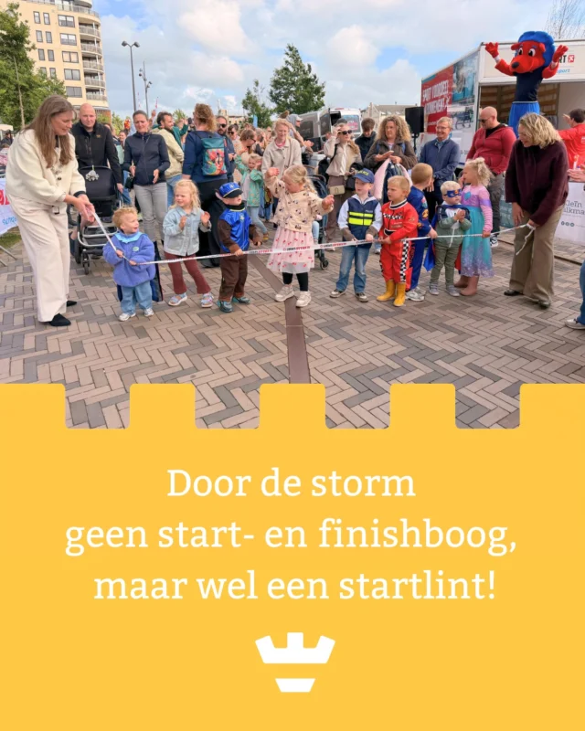 Vorige week zijn er 4 avonden weer stevig gewandeld voor de @avond4daagsealkmaar .

Maar liefst 2200 kinderen liepen de 5 km (de snelste waren vaak al binnen een half uur al binnen) en de laatste avond was het natuurlijk weer tijd voor de Klein Alkmaar Peuterloop! Dit jaar werd het startsein gegeven door onze burgemeester en Michelle van Nieuwenhoven, natuurlijk geholpen door de kinderen.

Ieder jaar is het weer een feest om zon grote groep peuters hun eigen rondje te zien lopen. Hoe leuk dat ze dit jaar bijna allemaal verkleed meeliepen en trots hun medaille omgehangen kregen.

Het zit er helaas alweer op, maar we hebben nú al zin in volgend jaar!

@alkmaarsport dank voor de organisatie van het leukste wandelfeestje van Alkmaar.