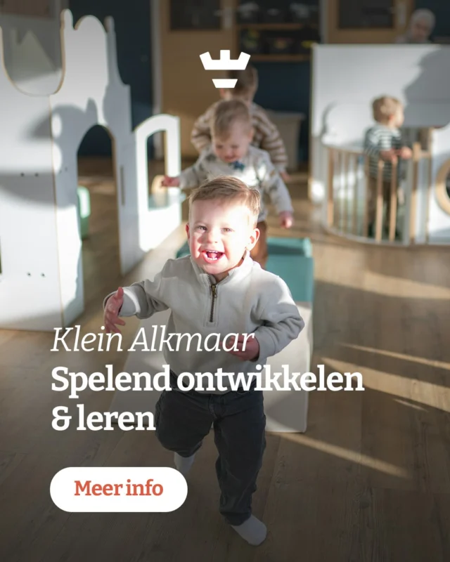 Bij Klein Alkmaar werken we vanuit een heldere pedagogische visie, opgebouwd uit 8 belangrijke punten. Eén daarvan is 'spelend ontwikkelen & leren'.

Spel is voor kinderen dé manier om de wereld te begrijpen. In onze omgeving, met rijke, duurzame en uitdagende materialen, krijgen zij alle ruimte om te ontdekken 🎨🧩📚 De inrichting van de ruimte speelt hierin een grote rol: het is, zoals wij dat noemen, de derde pedagoog. 

Door verschillende speelhoeken aan te bieden, prikkelen we diverse ontwikkelingsgebieden en nodigen we kinderen uit om vrij te spelen én nieuwe uitdagingen aan te gaan. Zo ontdekken ze spelenderwijs nieuwe vaardigheden, vergroten ze hun creativiteit en leren ze door te doen 💛

Spelend leren geeft plezier, en plezier maakt leren krachtiger.