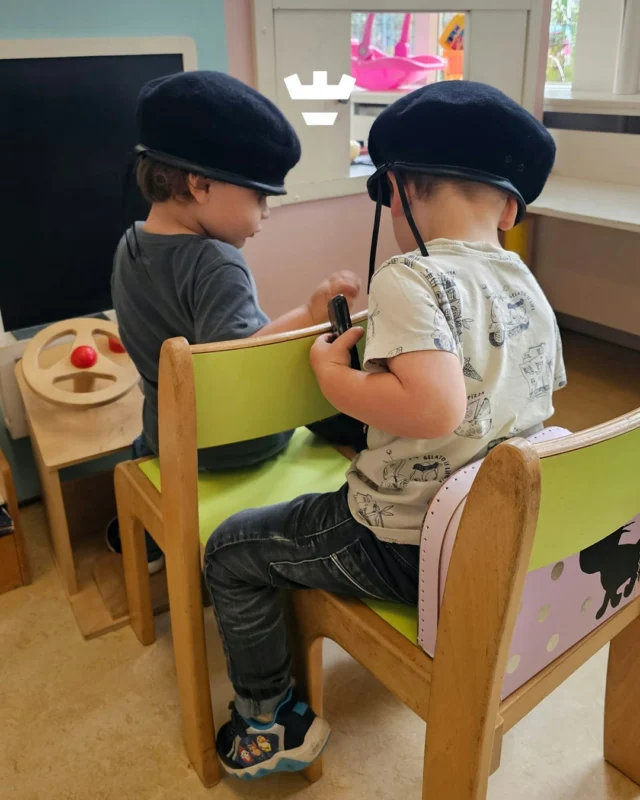 De vakantie mag dan wel voorbij zijn, maar op de dagopvang aan de Jan Steenstraat blijven we nog even in de vakantiesferen 🧳☀️

De peuters gingen helemaal op in hun fantasiespel: de koffers werden gepakt, de hoedjes gingen op en daarna kon de reis beginnen. Waarheen? Dat mochten ze helemaal zelf bedenken... 🌍